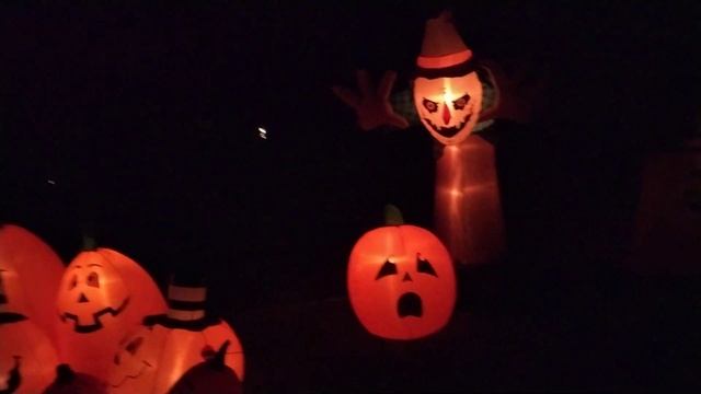 My 2022 Halloween Airblown Inflatables Display Decorations Walkthrough Tour Nighttime смотреть онлайн
