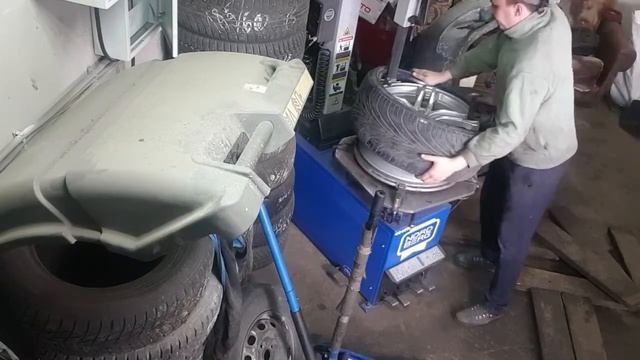 Как собрать низкопрофильную резину на станке Nordberg 4640id. Монтаж на диск Mercedes