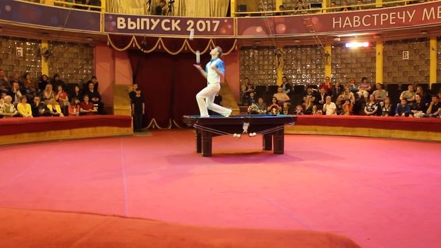 Илья Соловьев - акробат-жонглер. смотреть онлайн