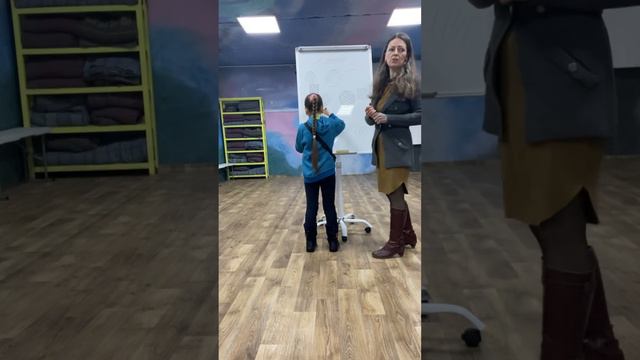 Перший урок малюнка з молодшою групою, тренування техніки штриховки смотреть онлайн
