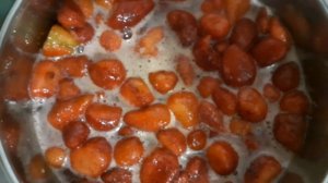 Варенье пятиминутка из замороженной клубники. Мало сахара.