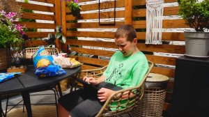 24 ЧАСА В БЕСЕДКЕ! Амелька с Другом оказалась на улице!