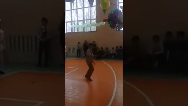 12летний мальчик взорвал зал! Танец в стиле "Индия" на сцене Тохтахунов Курванжан смотреть онлайн