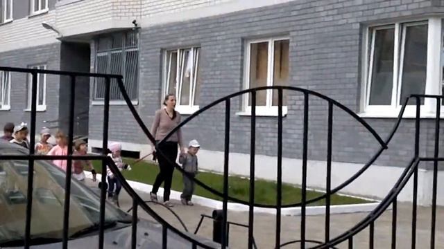 Дети привязанные гуляющие вокруг дома 2014 06 24