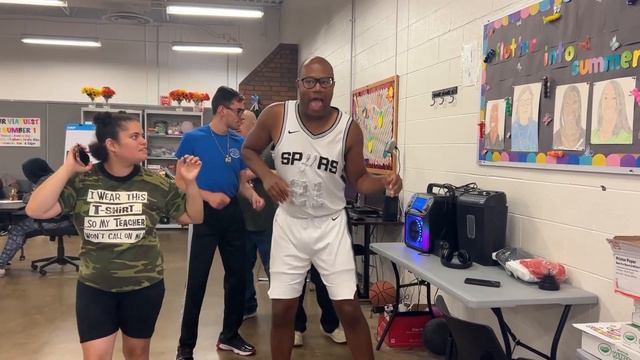 Livin’ la Vida Loca - Shrek/Disney Medley ft. @YalettiArroyo, @xajz1 and @IsaiahEJohnson смотреть онлайн