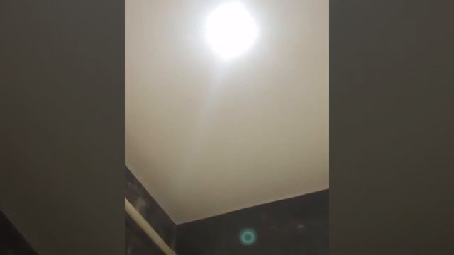 Сатиновый натяжной потолок в ванной с декоротивной заглушкой смотреть онлайн