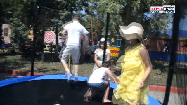 В Керчи отмечают День защиты детей и открытие курортного сезона смотреть онлайн