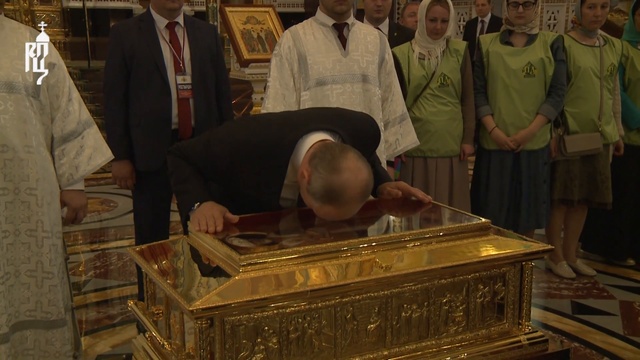 Президент России поклонился мощам свт Николая Чудотворца в Храме Христа Спасителя смотреть онлайн