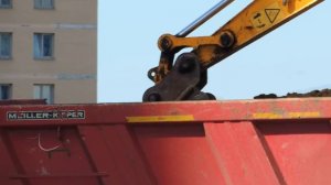 Из Самосвала Вольво Экскаватор будет выгружать