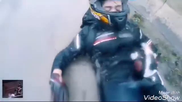 Шок!!ПАРЕНЬ ТРАХНУЛСЯ С МОТОЦИКЛА И СПАС ДЕВУШКУ!!!!! смотреть онлайн