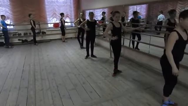 Танцевальный коллектив "Мозаика". Тренаж у станка для детей 10-12 лет. Народный танец. смотреть онлайн
