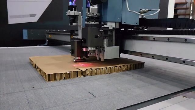 Резка сотового картона инструментом V-cut на плоттере Ruizhou серии RZCRT смотреть онлайн