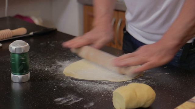 Скалка для приготовления итальянской пасты ( Фетучини) смотреть онлайн