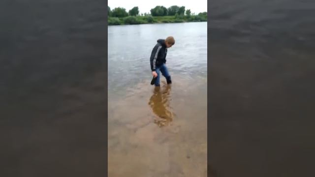 Отключили воду дома. Пошол мыть ноги в Днепре!! смотреть онлайн