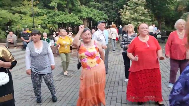 3.09.23г..."ЖДЁМ".... звучит на танцполе в Гомельском парке... смотреть онлайн