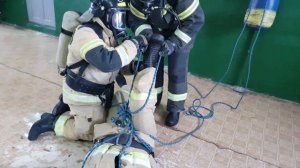 Вязка двойной спасательной петли с надеванием на пострадавшего. Тренировка пожарных в СИЗОД.