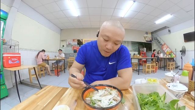 一个人在越南吃什么？来一碗地道的顺化牛肉粉！ смотреть онлайн