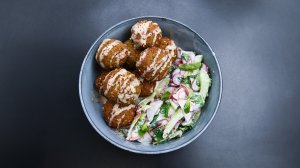 Фалафель с соусом тхина и острым мятным салатом