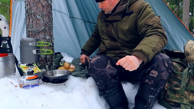Winter bushcraft hike,Shelter in the forest in winter in a snowstorm. смотреть онлайн