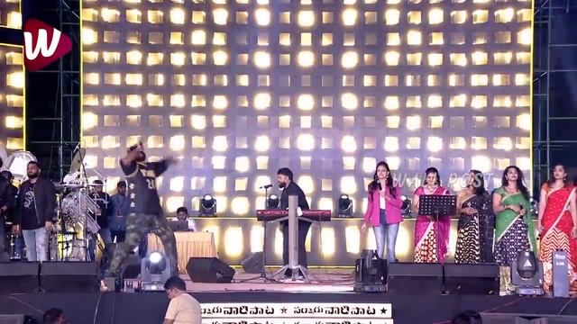 Mahesh Babu Reacted To Harika Narayan Mind-Blowing LIVE Performance To Sarkaru Vaari Paata Song | W смотреть онлайн