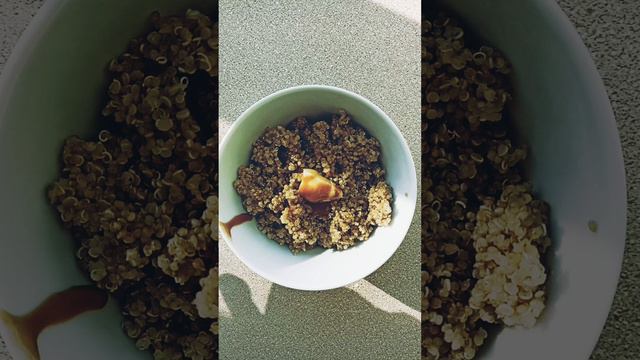 ПП завтрак. Каша из киноа с жареными бананами и миндалём
