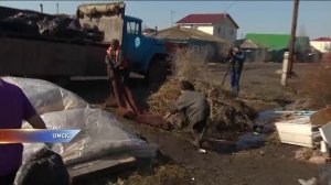 Приставы разбирают завалы бабушки-Плюшкина