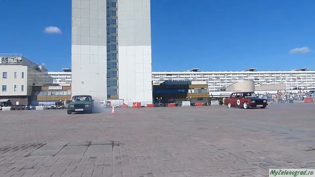 Дрифт. Показательные выступления на Зеленоградском мотор-шоу смотреть онлайн