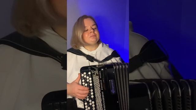 Угадываем трек! #угадайпесню #угадаймелодию #рекомендации #баян #cover #music #гармонь смотреть онлайн