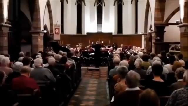 Тромбонист чихнул в тромбон на концерте... смотреть онлайн