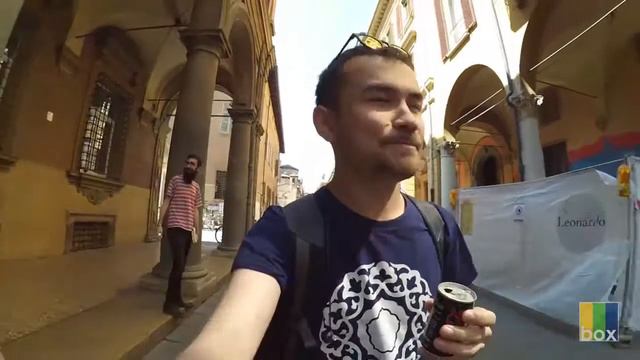 Красная толстуха – Болонья! TravelBox смотреть онлайн