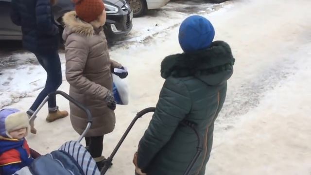 Женщины курят при своих детях. Киров
