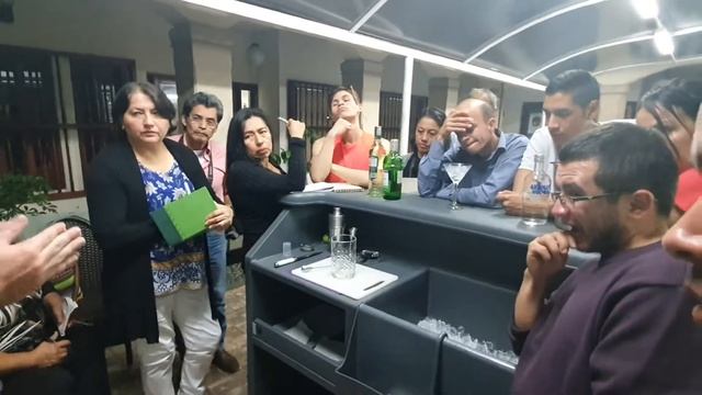 COCTEL DRY MARTINI,  Ginebra, Cinzano Blanco, Aceitunas, Vaso Martini