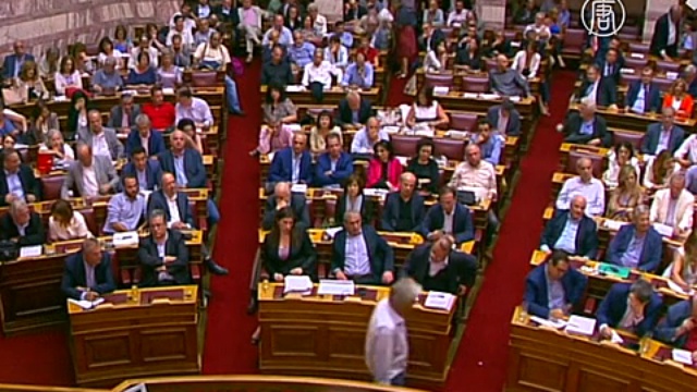 Раскол в СИРИЗА сохранился, но реформы одобрены смотреть онлайн