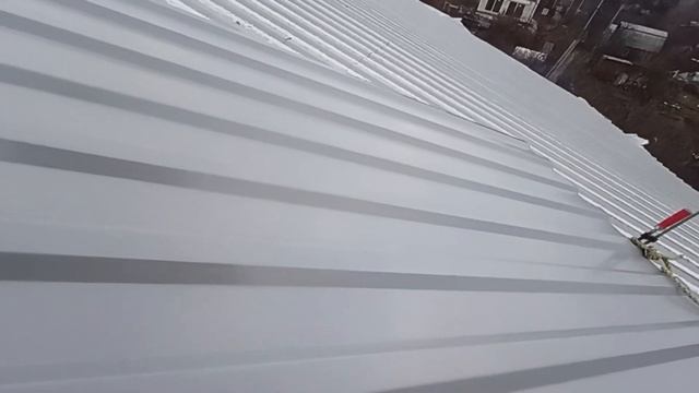 Уложил два последних листа кровли... смотреть онлайн