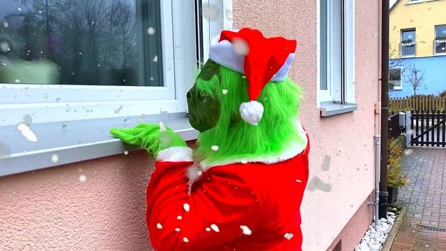 Гринч в РЕАЛЬНОЙ ЖИЗНИ украл все подарки. Кому достанутся все подарки?