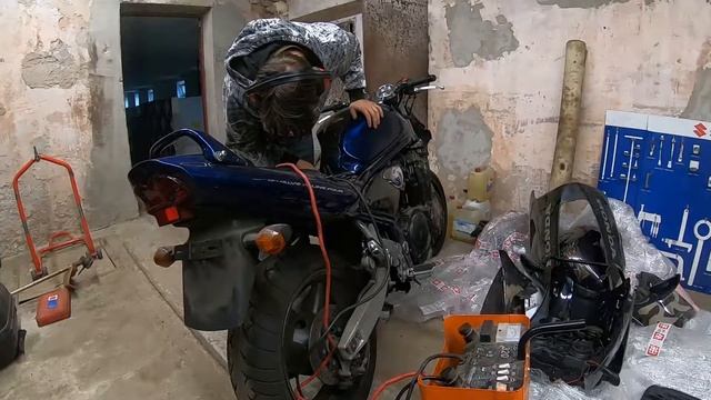 Getting the Crashed Suzuki Bandit 1200 running after 2 years of sitting ! смотреть онлайн