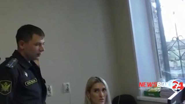 На жителя Артема возбудили уголовное дело за причинение физических страданий судебному приставу смотреть онлайн