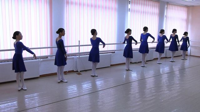 Экзерсис народного танца: у станка смотреть онлайн