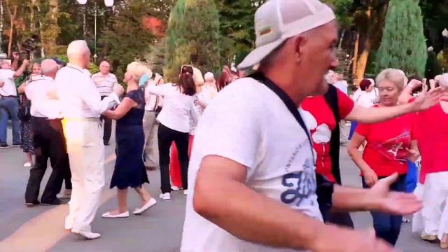 ТЫ ПРОСЫПАЛАСЬ УТРОМ СЛОВНО В СКАЗКЕ! СЧАСТЛИВЫЕ МОМЕНТЫ ИЗ ПАРКА ГОРЬКОГО ХАРЬКОВ ТАНЦЫ смотреть онлайн