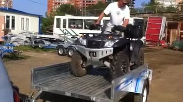 Заезд квадроцикла на прицеп SB TRAILER BT2415 Погрузка квадроцикла, обзор смотреть онлайн