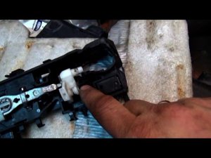 Сценик 2 не возвращается ручка двери