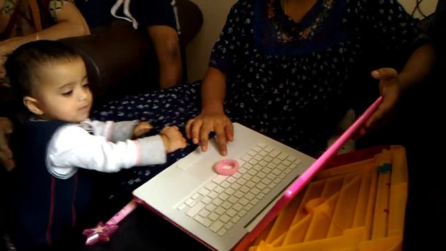 Showing us how to use macbook! смотреть онлайн