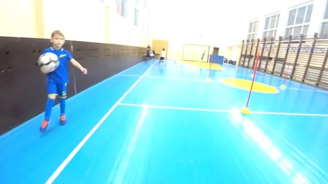 Игра: "Ёлки слалом" (ПРОХОЖДЕНИЕ ПРЕПЯТСТВИЙ С МЯЧОМ НА ТРЕНИРОВКЕ ПО ФУТБОЛУ) смотреть онлайн
