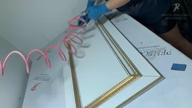 Видео с производства фабрики "Ренессанс". Этап покраски эмалированных фасадов из МДФ. смотреть онлайн