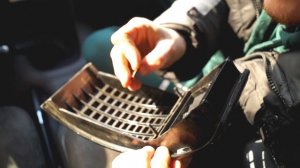 Как снять решетки передних динамиков на торпеде панеле ГАЗ 3110 Волга.