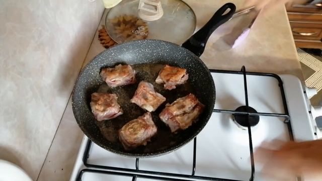 смажені яловичі ребра з томатами. смотреть онлайн