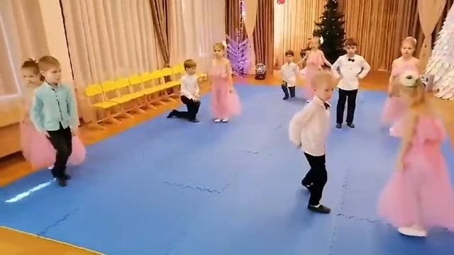 Ніжний вальс у виконанні вихованців ДНЗ 53 смотреть онлайн