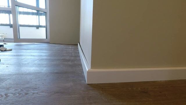 Монтаж МДФ плинтуса  Cosca Décor на кривые стены, спасибо рукожопым штукатурам малярам за подготовк