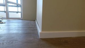 Монтаж МДФ плинтуса  Cosca Décor на кривые стены, спасибо рукожопым штукатурам малярам за подготовк