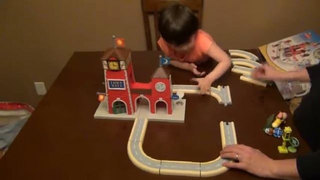Распаковываем и собираем игру "Оживленный город". Opening game "Busy Town" смотреть онлайн
